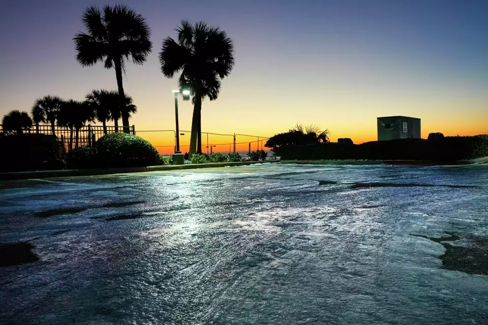 Porto de Houston e seu canal fechados neste momento devido as temperaturas congelantes na região.